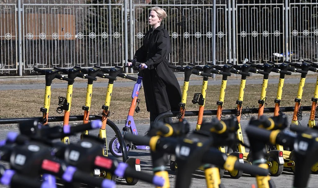 В Минтрансе советуют не запрещать а развивать СИМ в регионах WUSH Региональным властям следует не запрещать а продвигать использование электросамокатов и других средств индивидуальной мобильности Об этом говорится в письме замминистра транспорта РФ Алексея Шило Региональным чиновникам предлагается содействовать развитию сервисов аренды СИМ не создавать им избыточные административные барьеры и расширять инструментарий для организации парковок СИМ Участники рынка кикшеринга позицию Минтранса поддержали jkinvest news jkinvest