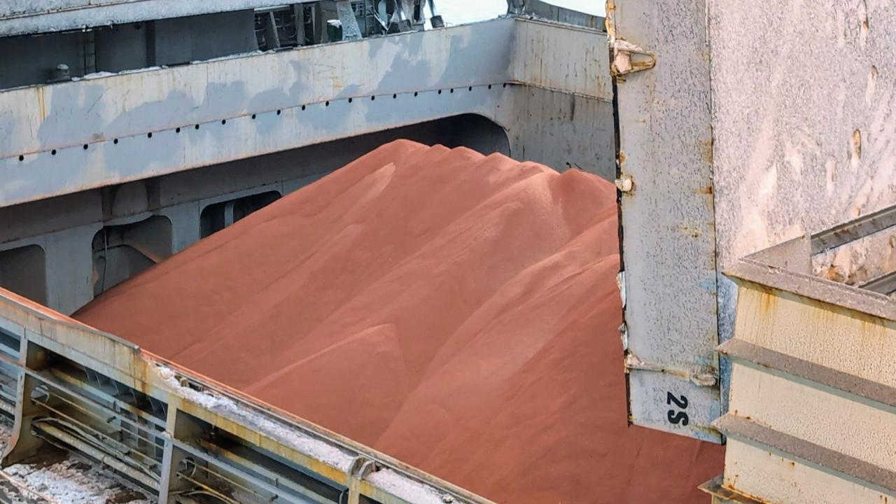 Мурманский балкерный терминал запустил регулярные поставки экспортных калийных удобрений Первую партию в 2026 году объемом 35 тысяч тонн отправили в Южную Америку Как сообщили в пресс службе предприятия до конца месяца планируется увеличение общего объема поставок до 70 тысяч тонн Терминал рассчитывает обработать в течение года 1 7 миллиона тонн удобрений обеспечивая российским экспортерам устойчивый выход на ключевые мировые рынки Фото Мурманский балкерный терминал Все самые важные новости Telegram MAX