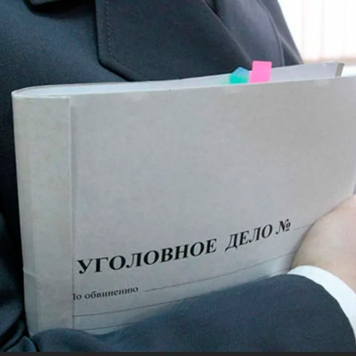 Дело об убийстве собаки в Иркутском районе передали в суд Речь об инциденте, произошедшем 18 апреля прошлого года в районе поселка Первомайский. Тогда правоохранители получили сообщение о звуках, похожих на выстрелы, а также об обнаружении тела собаки с характерными ранениями. Позднее был установлен подозреваемый в убийстве животного. Им оказался 48-летний сосед хозяйки собаки. Вину он не признал и заявил, что использовал оружие для защиты семьи и своих кур. Полицейские изъяли у мужчины охотничий карабин. По версии дознания, он выстрелил в собаку не менее трех раз и задел ее жизненно важные органы, что повлекло гибель животного. Против жителя Иркутского района завели уголовное дело. Сейчас оно передано в суд для принятия решения по существу. Мужчине грозит лишение свободы на срок до трех лет либо штраф в сумме до 80 тысяч рублей, исправительные или принудительные работы.