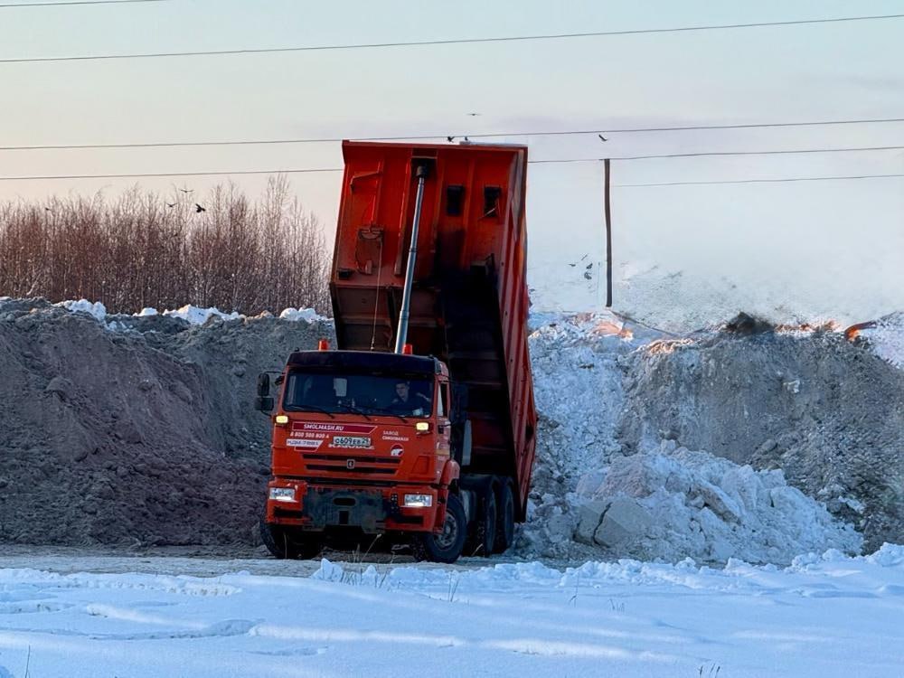 В Ломоносовском округе Архангельска появится новый пункт плавления снега Глава города Дмитрий Морев поставил задачу на 2026 год разработать проектную документацию объекта Речь идет о стационарном пункте на базе дренажно насосной станции МУП Городское благоустройство По плану после таяния снега вода будет проходить через очистные сооружения и лишь затем поступать в дренажную систему Существенно сократится плечо вывоза что позволит оперативнее убирать улицы С начала зимы МДУ вывезло 50 тысяч тонн снега Это на 10 больше чем за аналогичный период прошлого года По словам подрядчика отсутствие затяжных снегопадов позволяет сосредоточиться на плановой работе Фото пресс службы архгорадмина