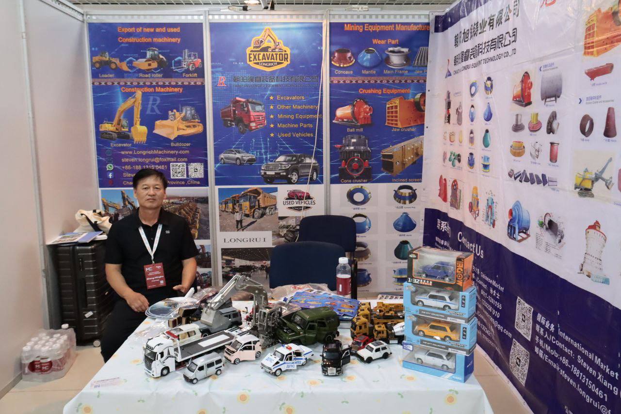 В Омской области завершился Российско-Китайский форум-выставка «Made in China 2025», который проходил в течение двух дней в Конгресс-холле. На дискуссионных площадках и стратегических сессиях обсудили перспективы совместных проектов, нюансы внешнеэкономической деятельности, особенности деловой коммуникации с партнерами из Поднебесной, а также транзитный потенциал Омской области при перевозке товаров из Китая. Живой интерес вызвала выставка, где более двадцати ведущих китайских компаний-производителей презентовали свои возможности и продукцию. Экспозиция включала образцы современного машиностроительного оборудования, инновации в области нефтехимии и даже продукты. Форум «Made in China-2025» - это еще один важным шаг для развития взаимовыгодного сотрудничества между Омской областью и китайскими партнерами. Рассматривается возможность создания демонстрационных павильонов: в Омске - для производителей из китайской провинции Ляонин, а в Шэньяне - для омских предпринимателей. Об этом накануне заявил глава региона Виталий Павлович Хоценко.