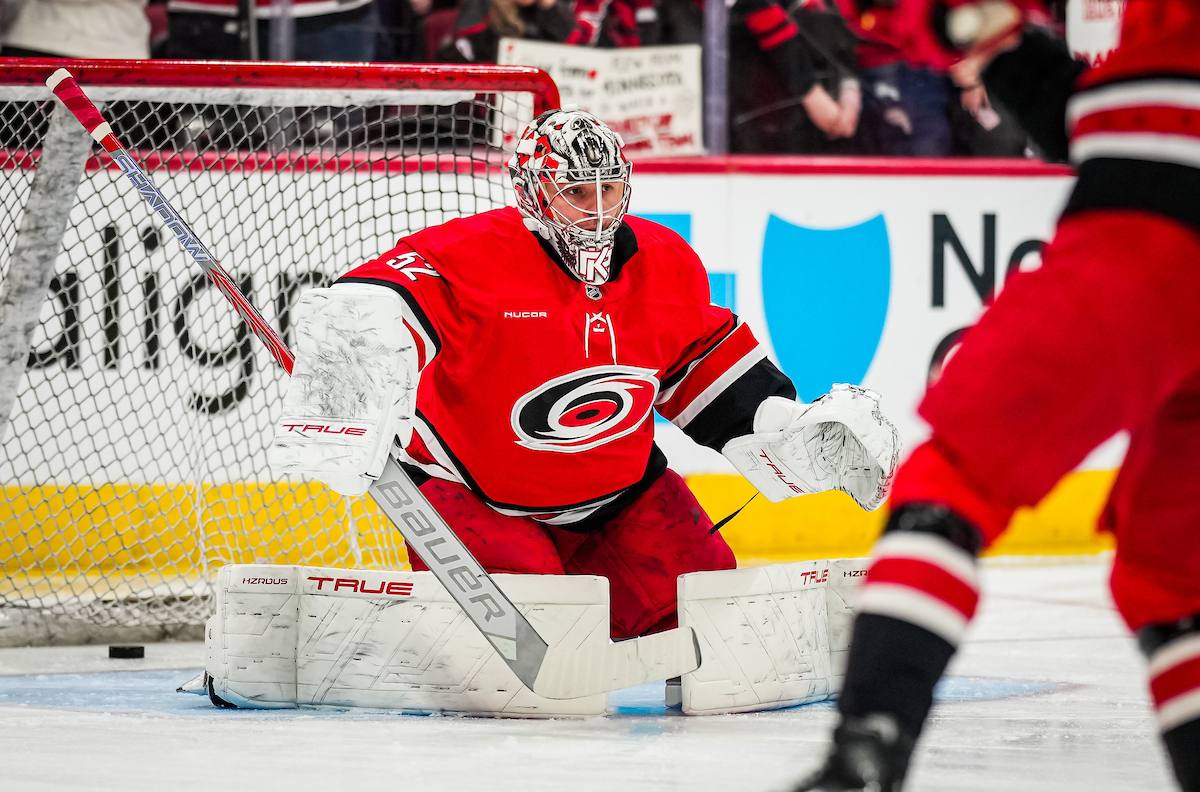 Кочетков перенесет операцию и может пропустить остаток сезона Он боролся с этим весь год Он решил сделать операцию Весь год он чувствовал себя неважно Играл несмотря на травму но не хочет продолжать в том же духе Так что он сделает операцию а дальше посмотрим заявил главный тренер команды Род Бриндамор Петр пропустил последние два матча Каролины в регулярном чемпионате НХЛ В текущем сезоне россиянин провел девять встреч шесть из которых завершились победой На счету вратаря один шатаут Подписывайтесь на РИА Новости Спорт в MAX