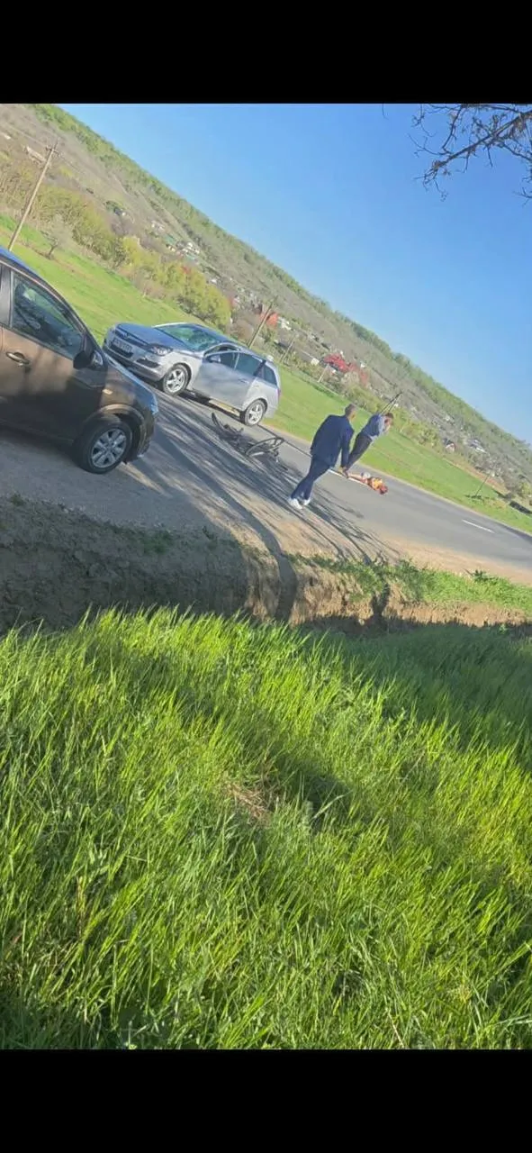Авария в Карпиненах Вероятно сбили велосипедиста Происшествие случилось в Хынчештском районе у села Карпинены сообщают очевидцы По фото с места ДТП видно что на проезжей части лежит человек а рядом смятый велосипед Подробности происшествия уточняются Подпишись на primulinmd
