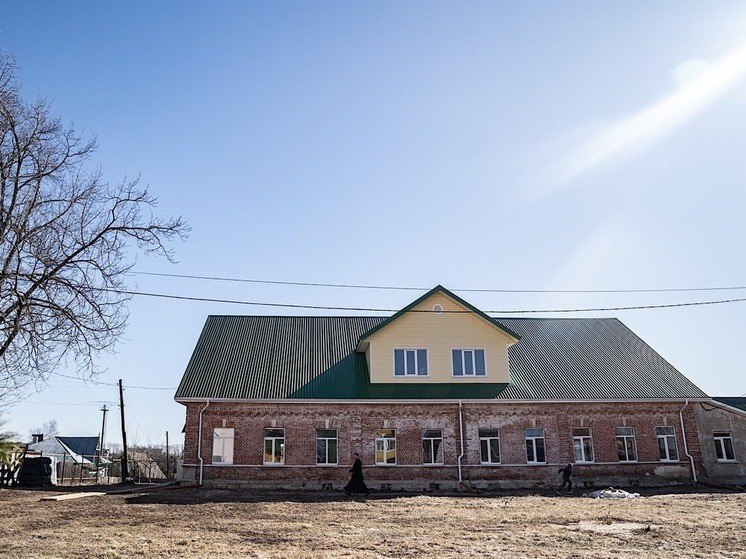 ПРИ ХРАМЕ В ТВЕРСКОЙ ОБЛАСТИ ПОЯВИТСЯ РЕАБИЛИТАЦИОННЫЙ ЦЕНТР ДЛЯ УЧАСТНИКОВ СВО    В Кимрах Тверской области при храме Вознесения Господня появится центр реабилитации для участников военных действий, сообщает тверская епархия.   На данный момент в двухэтажном здании проводят завершающие этапы работ. Будущий центр уже оборудован всем необходимым для прохождения реабилитации. Внутри располагаются актовый зал, учебные класс, жилые помещения, обеденная зона.   Реабилитационный центр сможет вмещать до 25 человек, в том числе военнослужащих с ограниченными возможностями передвижения. Восстанавливаться бойцам будут помогать священнослужители, психологи и специально обученный персонал.