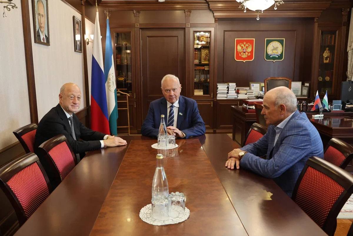 В Уфе обсудили поддержку участников СВО и развитие регионального сотрудничества    В ходе рабочего визита в Уфу заместитель председателя Госдумы РФ от партии «СПРАВЕДЛИВАЯ РОССИЯ – ПАТРИОТЫ – ЗА ПРАВДУ» Александр Бабаков провёл встречу с ключевыми представителями региональной власти — руководителем Госсобрания Республики Башкортостан Константином Толкачёвым и председателем регионального отделения партии Владимиром Нагорным.    Участники обсудили перспективы взаимодействия между федеральным и региональным парламентами, а также актуальные инициативы в сфере строительства, транспорта и энергетики. Особое внимание было уделено социальной поддержке участников специальной военной операции и их семей.   Константин Толкачёв отметил, что Госсобрание республики активно участвует в обеспечении нуждающихся военнослужащих жильём. По его словам, только в прошлом году было собрано более 150 миллионов рублей, направленных на помощь уфимским участникам СВО. В регионе также организовывались отправки на передовую техники, оборудования и вещей.    В ходе встречи достигнута договорённость о дальнейшем сотрудничестве и обмене опытом в законодательной деятельности.