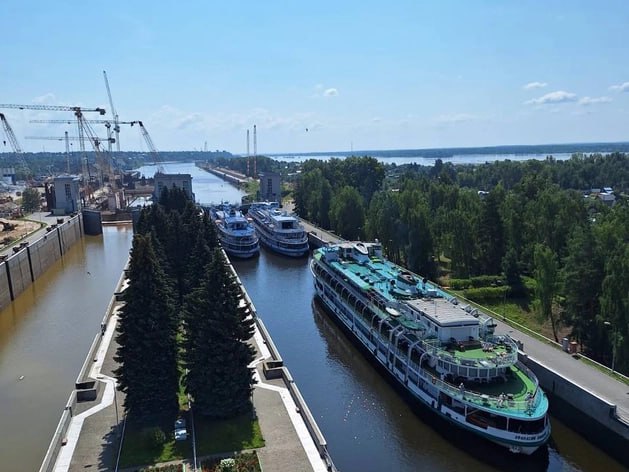 Более 40 нарушений за год выявили модернизации Городецкого гидроузла Речь идет о нарушениях связанных со строительными работами и проведением госзакупок Отмечается что недочеты нашлись как в работе заказчика так и в деятельности исполнителей контрактов Ростехнадзор уже оштрафовал подрядчика и должностное лицо на общую сумму 140 тыс рублей Деловой квартал НН