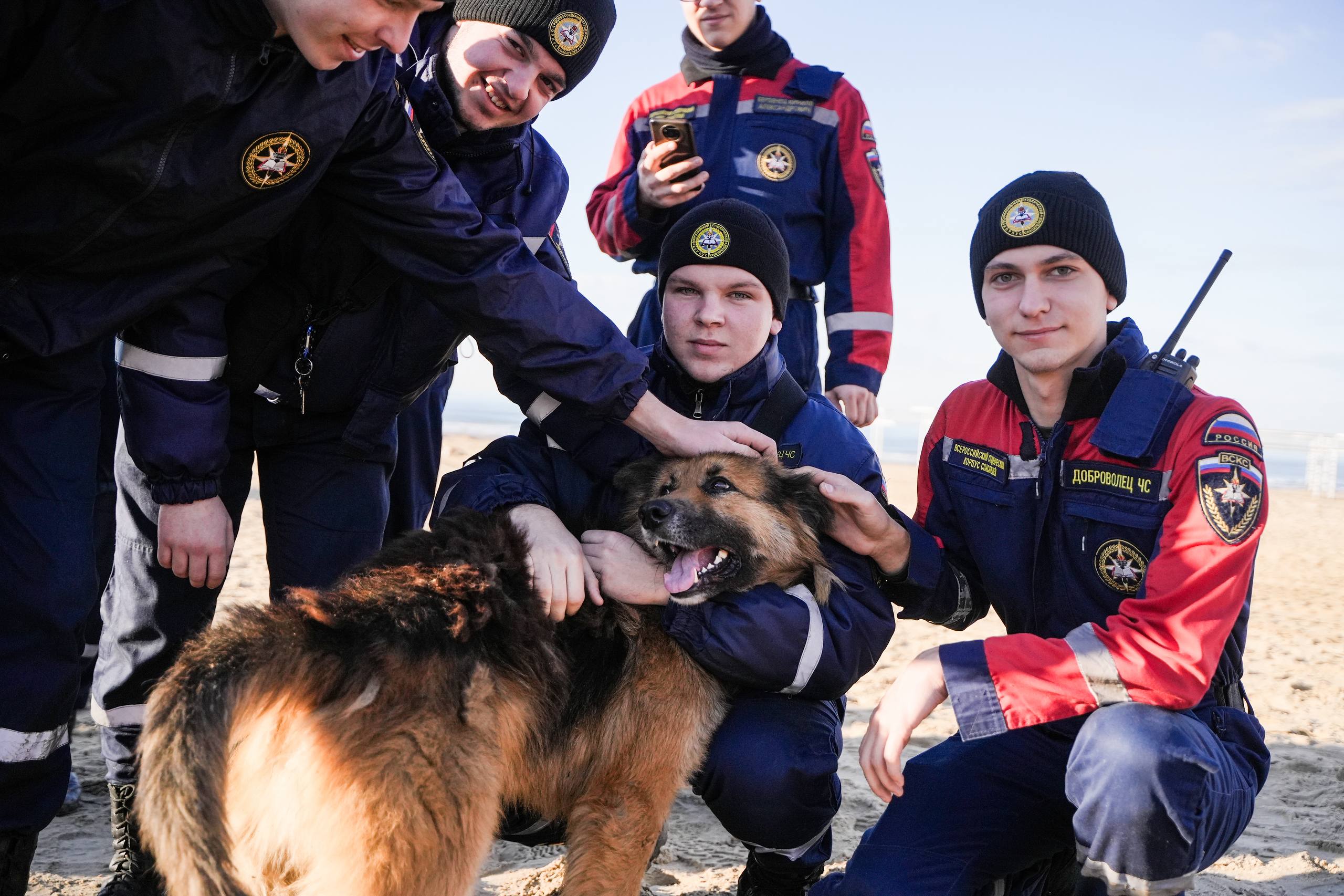 Творить добро вместе По всей стране проходит масштабная акция Месяц Добрых дел от Добро рф и Росмолодёжи В преддверии юбилейного Международного форума гражданского участия МЫВМЕСТЕ запланирована реализация тысячи добровольческих инициатив До 5 декабря участники могут не только присоединиться к существующим проектам но и выступить организаторами 7 ключевых направлений Помощь СВО Сохранение исторической памяти Социальное волонтёрство Добровольчество в сфере здравоохранения Экологическое волонтёрство Культурное волонтёрство Научное волонтёрство Заходи на платформу Добро рф выбирай мероприятие и действуй Делись своими добрыми делами в соцсетях с хештегами МесяцДобрыхДел2025 и РоссияСемьяСемей