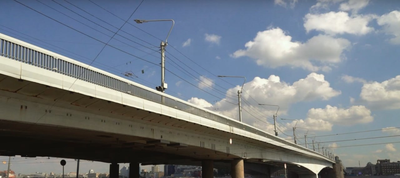 Мост Александра Невского отмечает 60 летие 5 ноября 2025 года Строительство переправы началось в 1960 году под рабочим названием Старо Невский В проекте применяли передовые для того времени инженерные решения Длина сооружения составляет 633 метра а вместе с пандусами превышает 907 метров Его открытие в 1965 году приурочили к 48 й годовщине Октябрьской революции Сооружение стало первой разводной переправой в СССР где применили гидравлическую систему Но из за ряда ошибок при проектировании мосту потребовался ремонт В 1982 году случилась авария во время разводки у моста отвалился противовес Конструкция в 700 тонн упала в воду Мост пришлось закрыть на ремонт а в 1983 м он открылся рассказал замначальника управления по общественной деятельности Мостотреста Владимир Головашов Сегодня мост Александра Невского является самым длинным и высоким из разводных в Петербурге Скоро ему на смену придет Большой Смоленский мост Фото скриншот с видео Город Подпишись на Город