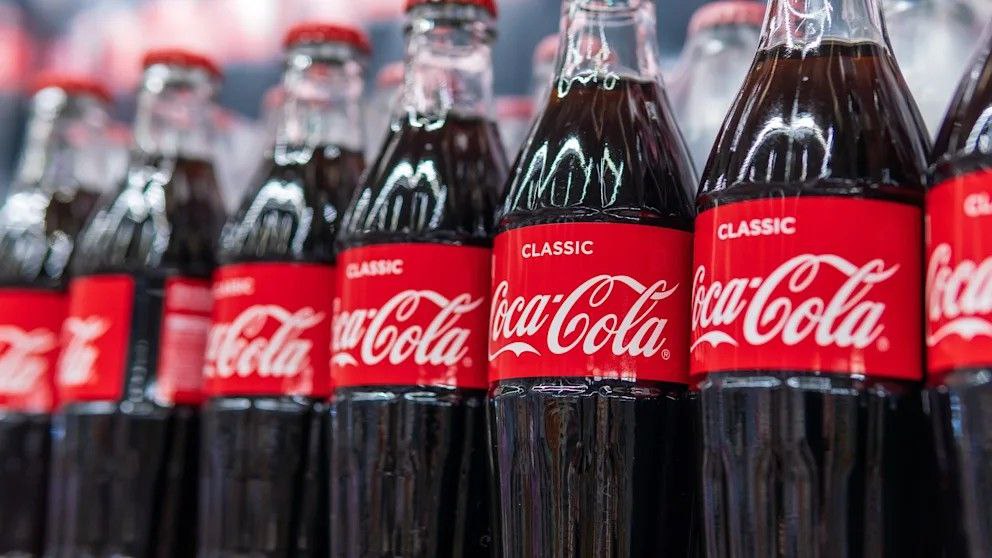 Сан Франциско подал в суд на Mars и Coca Cola за чрезмерное содержание сахара соли и жира в их продуктах Сан Франциско подаёт в суд на пищевые корпорации Coca Cola PepsiCo Kraft Heinz Mondelēz WK Kellogg и Mars из за их сильно переработанных готовых продуктов В иске мегаполис ссылается среди прочего на исследования Всемирной организации здравоохранения ВОЗ опубликованные в медицинском журнале The Lancet В ультрапереработанных продуктах UPF упомянутых компаний часто содержатся сахар соль жиры промышленные крахмалы и добавки такие как эмульгаторы красители или ароматизаторы ВОЗ предупреждает что потребление таких продуктов повышает риск рака сердечно сосудистых заболеваний и диабета Прокуратура Сан Франциско обвинила компании в том что продажа вредных продуктов привела к развитию кризиса в сфере здравоохранения Город в частности добивается запрета на вводящую в заблуждение рекламу этих продуктов и требует финансовой компенсации за ущерб который по мнению прокуратуры был причинён Сан Франциско Ассоциация производителей пока отвергает обвинения По её словам не существует общепризнанного научного определения ультрапереработанных продуктов а называть товары нездоровыми лишь потому что они переработаны как раз вводит потребителей в заблуждение Похожий случай уже был в США в 1990 е годы тогда Сан Франциско судился с табачной индустрией и дело завершилось выплатой компенсации в размере 539 миллионов долларов BILD Russian
