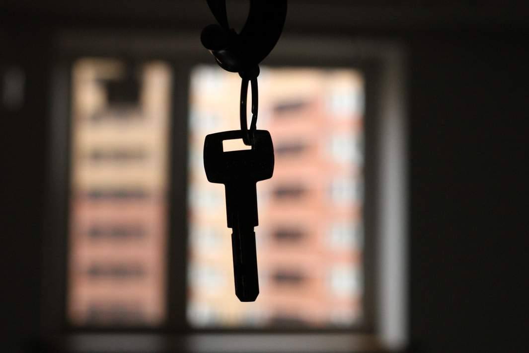 Застройщики перестали успевать каждый восьмой квадрат новостройки долгострой У пяти крупнейших девелоперов страны в феврале 2026 года доля проблемных объектов за год выросла вчетверо и достигла 12 7 Это почти 2 млн кв м жилья которое сдаётся с опозданием Чаще всего переносы фиксируются у группы Самолет 26 портфеля и Эталон 23 У ПИК и ГК Точно уровень задержек 7 9 kvadratnymaster Фото Известия