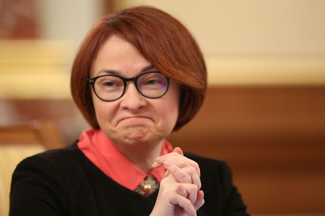Бездействие ЦБ поощряет спекуляции банкиров! Центробанк снизил «ключ», и банки быстренько опустили ставки по вкладам. А ставки по кредитам остаются запредельными. Разрыв между ними огромный! Да, банки всегда зарабатывали, перепродавая заемщикам деньги вкладчиков. Но в таком виде это уже не бизнес, а чистая спекуляция. По прогнозам, за этот год банки получат «всего лишь» 3–3,5 трлн прибыли, в прошлом году было 3,8 трлн. Как же так, очередной рекорд не случится?! Видимо, в ЦБ очень жалеют наших банкиров: как они, бедненькие, переживут такое страшное испытание, а потому сквозь пальцы смотрят на их выкрутасы. А пожалеть надо граждан, которые оказываются жертвами спекуляции. В ситуации, когда в проигрыше и вкладчики, и заемщики, Центробанк обязан вмешаться! #Центробанк #вклады #кредиты #спекуляции -канал Сергея Миронова