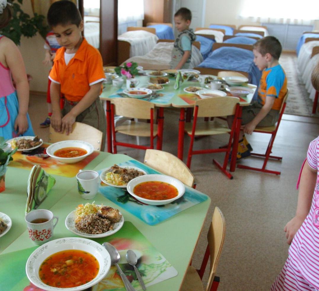 В Приморье судят участницу картельного сговора по питанию в детсадах По данным следствия в 2021 2022 годах женщина входила в состав преступной группы Участники сговора монополизировали рынок услуг по организации питания в дошкольных учреждениях Владивостока Они заранее согласовывали условия участия в электронных торгах и искусственно устраняли конкурентов В итоге подконтрольные им компании неизменно побеждали на аукционах по завышенным максимальным ценам Это полностью исключало возможность экономии бюджетных средств Незаконный доход группы превысил 1 8 млрд рублей Уголовное дело направили в Ленинский районный суд Владивостока для рассмотрения по существу Уголовные дела еще троих участников скрывшихся от следствия выделили в отдельное производство Они объявлены в международный розыск РОДИТЕЛИ ПРИМОРЬЯ