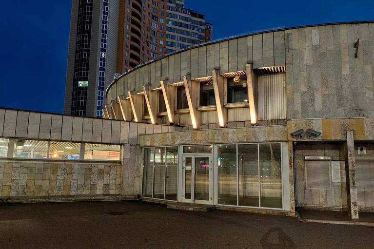 Вестибюль станции метро «Проспект Большевиков» засияет ещё ярче Вместо устаревших светильников на фасаде установят 275 новых светодиодных и более долговечных светильника. Завершить работы планируют до конца ноября 2025 года. : Комтранс : СПб — отдай свой буст нам