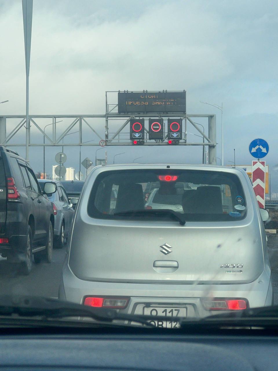 Проезд по Русскому мосту во Владивостоке временно закрыт   В социальных сетях пользователи активно публикуют фотографии перекрытия моста в обе стороны на остров Русский и с него Предварительная причина ограничения движения сильный ветер который сбивает сосульки и создает опасность для транспорта Источник gorod vl vmfareast