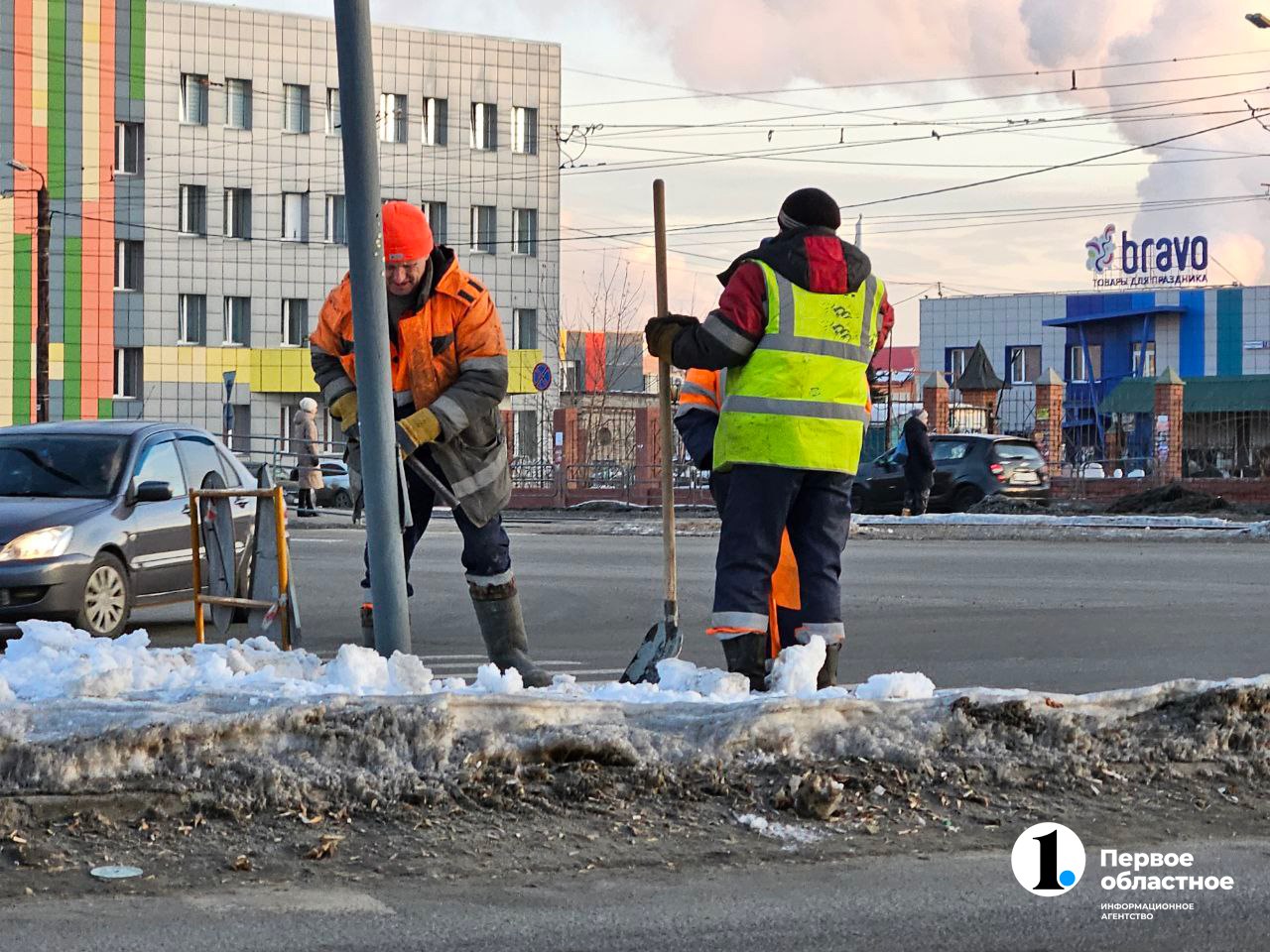 Поскользнулся, упал  Гололед не проходит бесследно для жителей Челябинска. Они падают и получают травмы. Мэр Алексей Лошкин поручил убрать наледь и снег.  «Происходят случаи травматизации жителей. Поручаю усилить работу по уборке наледи, особенно у социальных учреждений. Должна быть обработка противогололедными материалами, уборка снега», — говорит глава города.    / Прислать новость