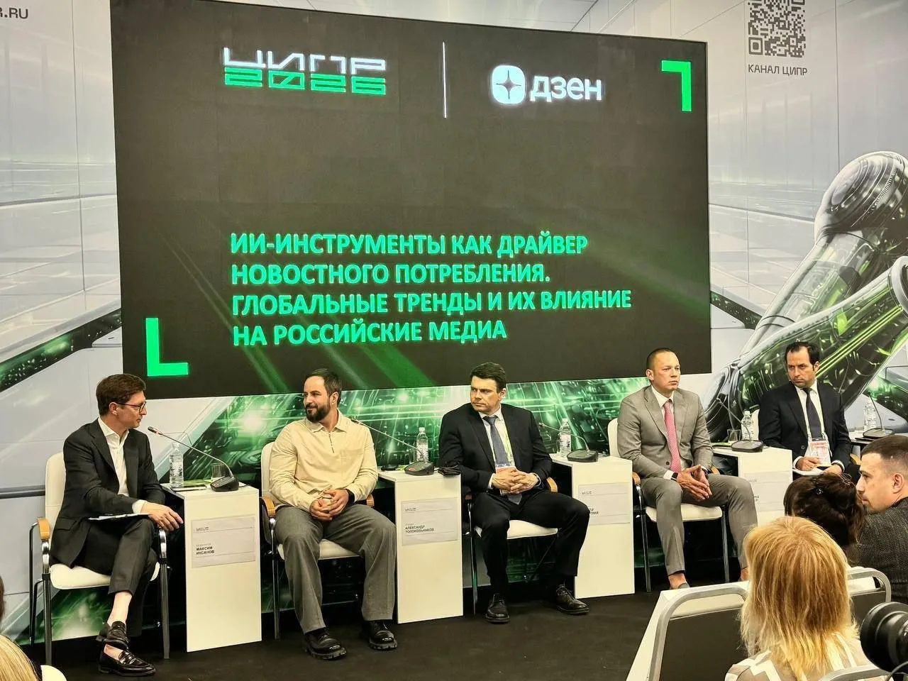 Дзен будет платить СМИ за то что его нейросеть использует статьи изданий в своих ответах Такую модель выплат в России разрабатывают впервые Нейросеть называется Глиф Она помогает пользователям Дзена разбираться в новостях объясняет что происходит и почему это важно Глиф обучили на 200 миллионах статей в итоге получился полноценный инструмент который помогает не утонуть в ленте Но для нас тут важно что выплаты от Дзена смогут очень даже заметно поддержать СМИ в эпоху развития нейросетей Потому что переходов на новостные сайты стало заметно меньше а зарабатывать индустрии надо Подпишись на ПроСМИсь
