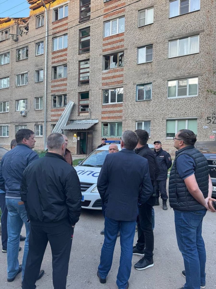 Украина продолжает массированные атаки беспилотниками на российские регионы. За ночь сбиты 105 дронов, из них 35 — над Московским регионом, сообщило Минобороны. По данным ведомства, средства ПВО перехватили 14 БПЛА над Орловской областью, 12 — над Курской, 11 — над Белгородской, 10 — над Тульской, 9 — над Калужской и 7 — над Воронежской областью. По три дрона уничтожили над территориями Липецкой и Смоленской областей, ещё один — над Брянской. В результате атаки пострадали два человека в Тульской области, сообщил губернатор Дмитрий Миляев. По его словам, один из беспилотников врезался в крышу многоквартирного дома в Пролетарском округе города Тулы. Еще один БПЛА упал у физкультурно-оздоровительного комплекса "Оружейник". На месте работают оперативные службы. На фото – Тула после атаки украинских дронов тг-каналы «Тула жесть», VK-группа «Тула life»