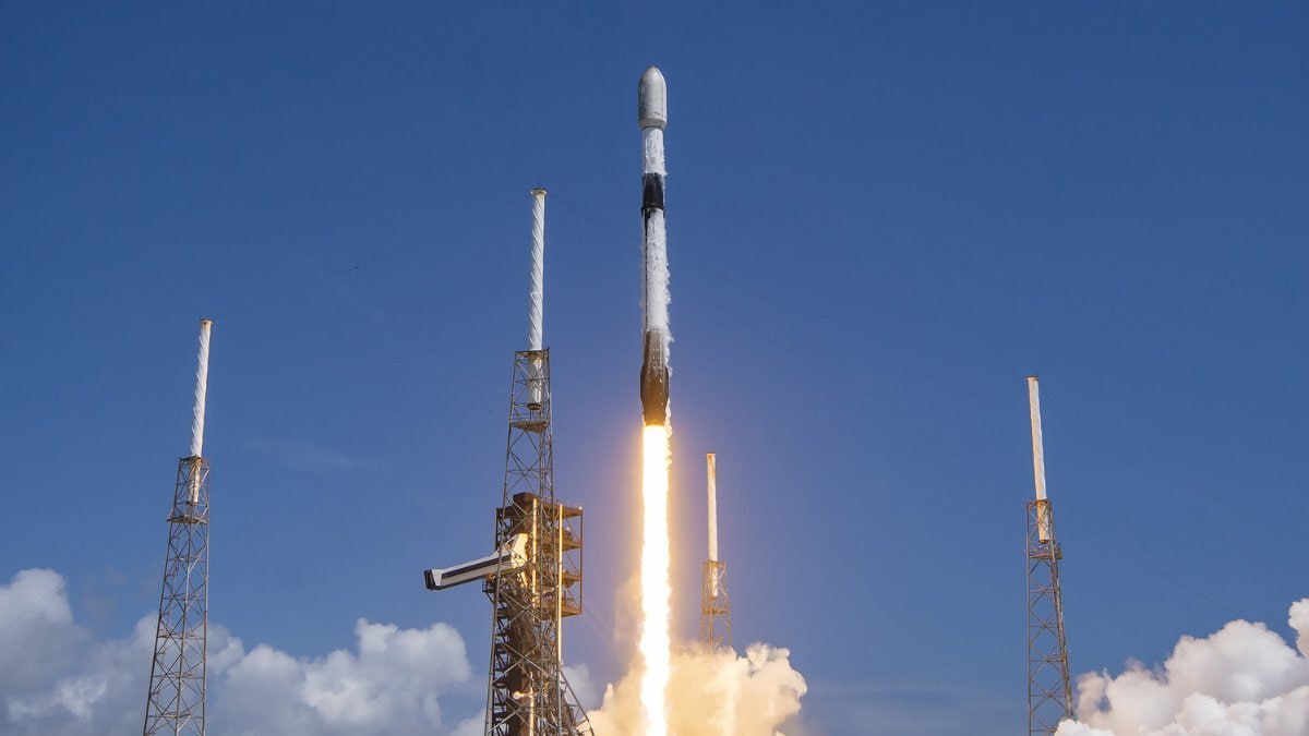 Квантовый компьютер и останки людей: SpaceX запустила 70 космических аппаратов В рамках миссии Transporter-14 стартовала ракета-носитель Falcon 9. На орбиту выведены десятки космических аппаратов, а также две возвращаемые капсулы. В одной из них были 150 контейнеров с человеческим прахом и образцами ДНК. Капсулы вернулись обратно на Землю. О других экспериментальных полезных грузах читайте на сайте.
