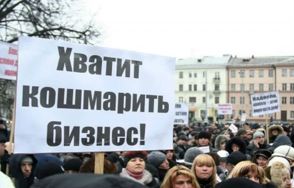 БЕЗДОННАЯ БОЧКА R D одних вложений мало По данным исследования Финансового университета при Правительстве РФ Россия за 20 лет 2000 2024 гг потеряла 13 позиций в мировом рейтинге по доле расходов на исследования и разработки R D в ВВП опустившись с 20 го на 33 е место Расходы на R D в процентах от ВВП в России более чем за 20 лет снизились с 1 18 до 1 02 В результате к 2024 му РФ в глобальном рейтинге оказалась в хвосте развитых стран В то же время средневзвешенный по ВВП с поправкой на размер экономики уровень R D интенсивности в мире вырос с 2 05 до 2 48 а простое среднее по странам с 0 84 до 1 06 Аналитики Финуниверситета при правительстве проанализировали динамику вложений в R D на основе данных Всемирного банка по 115 132 странам Лидеры по росту затрат на исследования и разработки Израиль и Южная Корея В 2000 2024 гг они нарастили долю R D в ВВП до 5 78 1 85 п п и до 4 85 2 56 п п соответственно США за тот же период увеличили расходы до 3 48 0 91 п п При этом показатель R D интенсивности стран лидеров 5 78 превысил медианный уровень 0 57 в 10 раз Правительственные исследователи уверены это говорит о том что без активного участия государства и достаточного объема бюджетного финансирования инноваций стран могут достичь высоких показателей развития R D В отчете значится что доля R D расходов в российском ВВП должна стремиться к 2 5 3 0 Таких показателей достигли лидеры мирового техразвития Китай 2 45 Германия 3 13 США 3 48 и Япония 3 25 Превышение медианного уровня R D затрат России оставляет большой потенциал для роста отметили знатоки При этом одно лишь наличие разнообразных фискальных стимулов налоговых кредитов грантов субсидий без учета институциональной специфики профильных НПА и взаимодействия организаций не приведет к желаемому результату ВАШУ ЦИФРУ Давайте вместе с Telegram и Стэнфордом еще и малый бизнес додушим тогда вообще будет красота Можно хоть до 5 долю R D в ВВП поднять Толку не будет Именно на это анализ Правительства РФ и намекает