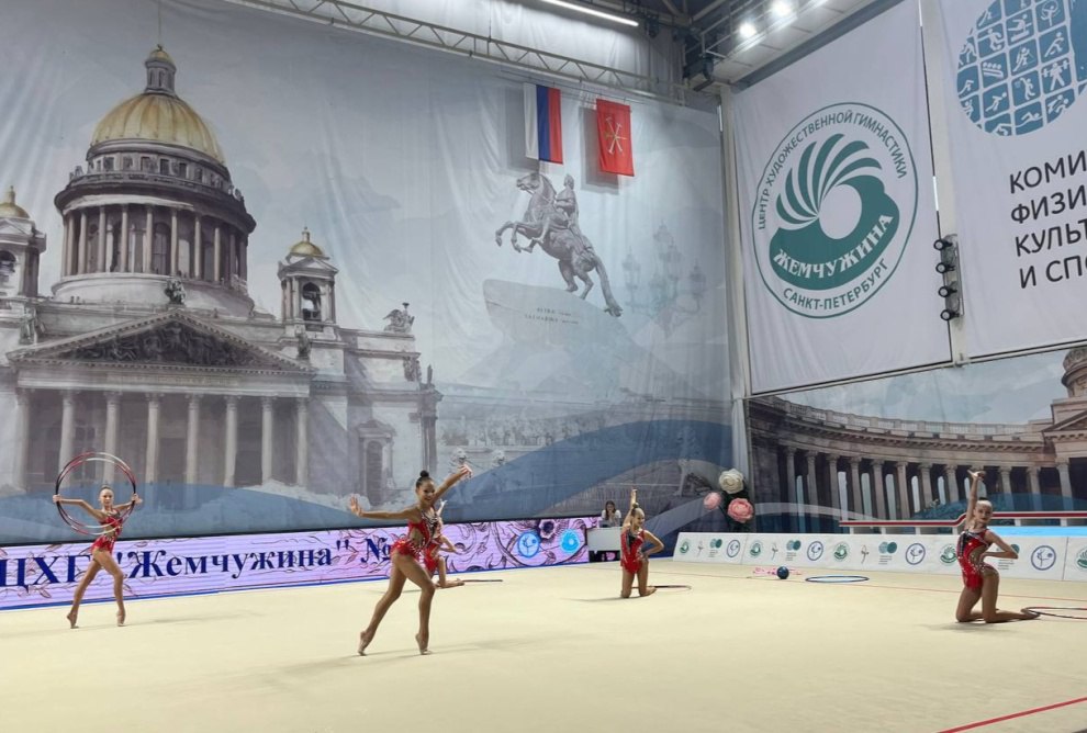 Петербургские спортсменки завоевали 25 наград на соревнованиях по гимнастике  Всероссийские соревнования по художественной гимнастике с успехом завершились в Петербурге, сообщает 29 сентября пресс-служба Смольного. В состязаниях приняли участие 240 спортсменов из разных регионов страны.  Петербургские гимнастки не подвели и завоевали 25 наград различного достоинства. На пьедестал поднимались воспитанницы СШОР «Жемчужина», спортивных школ Красногвардейского и Пушкинского районов города.  Фото: пресс-служба Смольного