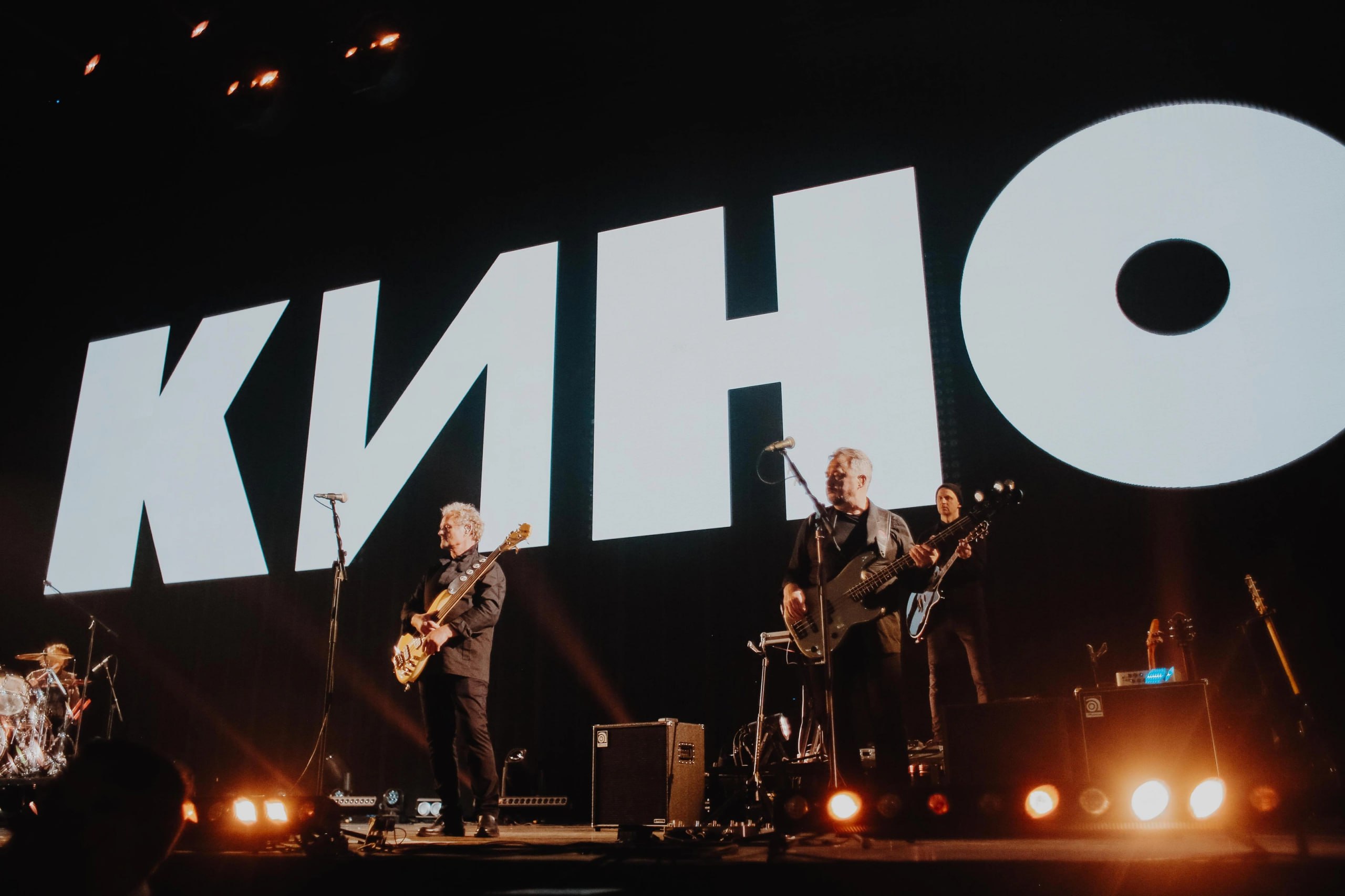 На «Ночи города» в Перми выступит «Кино»  Музыканты Юрий Каспарян, Александр Титов и Игорь Тихомиров сыграют на главной сцене у Театра-Театра 30 августа. Их выступление будет сопровождаться световым шоу.  «Ночь города» — заключительное событие летнего фестиваля «Город встреч»  0+ . Полной программой мероприятия поделятся позже.    — если ждете концерт!    Подписаться   Прислать новость
