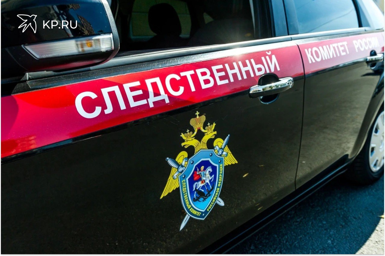 Воронежцы нашли труп под окнами многоэтажки в Шилово Воронежские следователи выясняют причину гибели мужчины тело которого обнаружили у многоэтажки Труп обнаружили местные жители в Шилово Тело мужчины нашли вечером воскресенья 25 января у многоэтажки на улице Богомолова Как предполагают в соцсетях несчастный мог выпасть из окна К выяснению причин его смерти подключились воронежские следователи Устанавливаются обстоятельства гибели мужчины тело которого 25 января обнаружено около дома в Советском районе Воронежа сообщили Комсомолке в региональном следственном управлении СК России