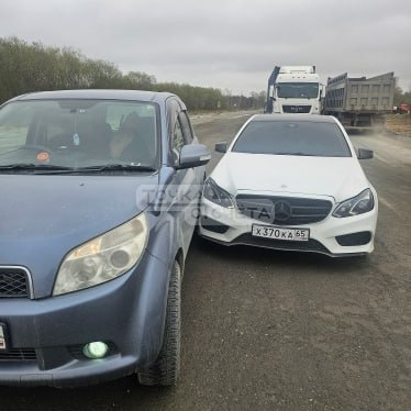 Mercedes-Benz и Toyota Rush не смогли поделить дорогу в Южно-Сахалинске Госавтоинспекция областного центра ищет очевидцев ДТП, которое произошло на 10 километре автодороги Южно-Сахалинск - Корсаков. 14 мая в 8:30 там столкнулись Mercedes-Benz Е 200 и Toyota Rush. Автомобили получили механические повреждения. Люди не пострадали. Если вы были очевидцем этой аварии, если она попала в объектив вашего авторегистратора, откликнитесь: +7 924 282-47-25. Прислать новость Подписывайся на «Точку отсчёта»