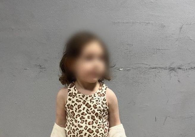 Маме, бродившей 4-летней малышки босиком по Тюмени, всего 20 лет — СМИ  По данным источников, девушка оставила 4-летнюю девочку знакомым, а сама куда-то уехала.   В свою очередь знакомые якобы испугались ответственности и привели ребенка в полицию, где сообщили, что нашли девочку на улице. Сейчас эту информацию проверяют правоохранители. По информации 72ру, об отце нет данных  Девочка в настоящий момент находится в доме малютки, а сотрудники ПДН совместно с другими органами устанавливают полные обстоятельства произошедшего.   Сегодня мама девочки встретится с органами опеки. Дальнейшая судьба ребенка будет решаться