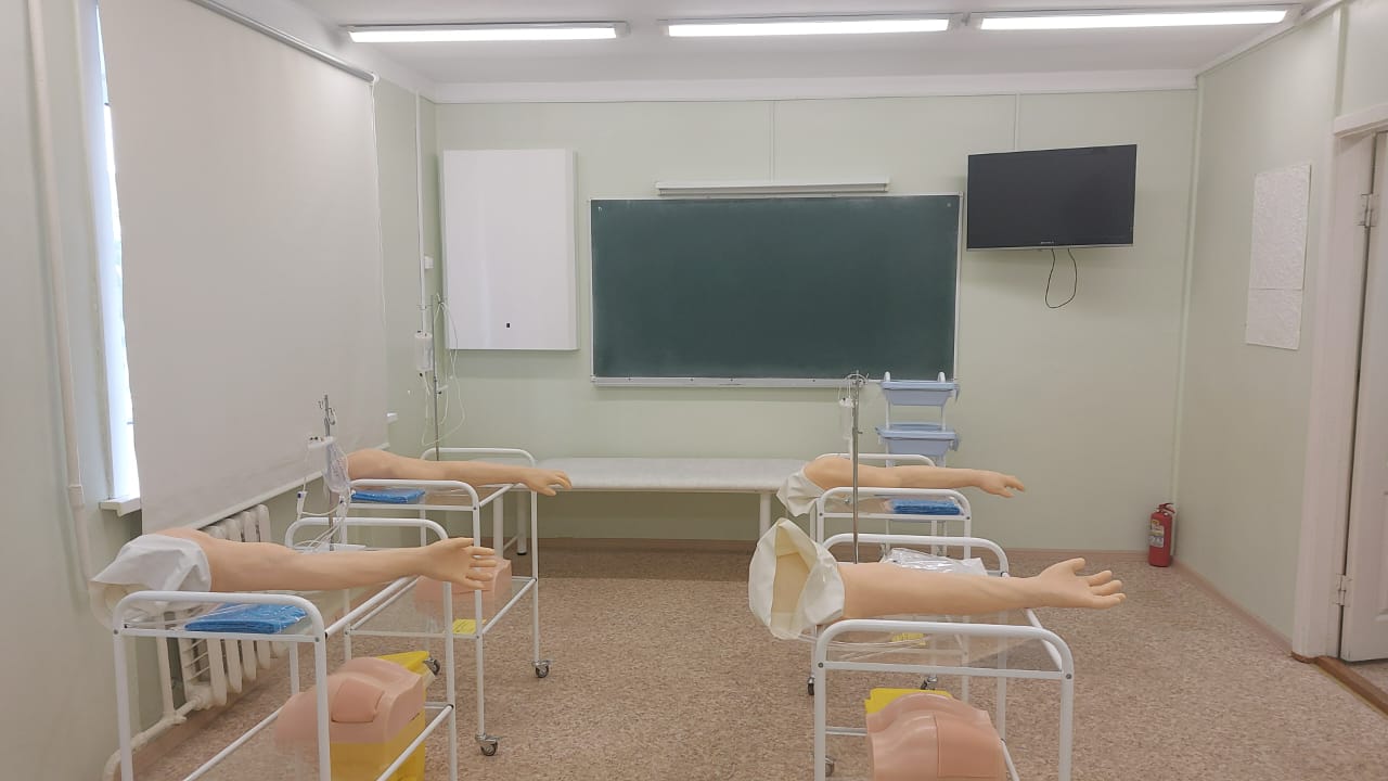 В Николаевском на Амуре филиале Хабаровского медколледжа им Г С Макарова состоялось открытие современного симуляционно аккредитационного центра САЦ уникальной площадки для практической подготовки будущих медиков Центр создан при поддержке Минвостокразвития На проект направлено 9 5 млн рублей Теперь студенты смогут отрабатывать навыки на уровне максимально приближенном к реальным условиям работы в клиниках а также проходить первичную аккредитацию Центр также станет базой профориентации и подготовки специалистов востребованных на Дальнем Востоке