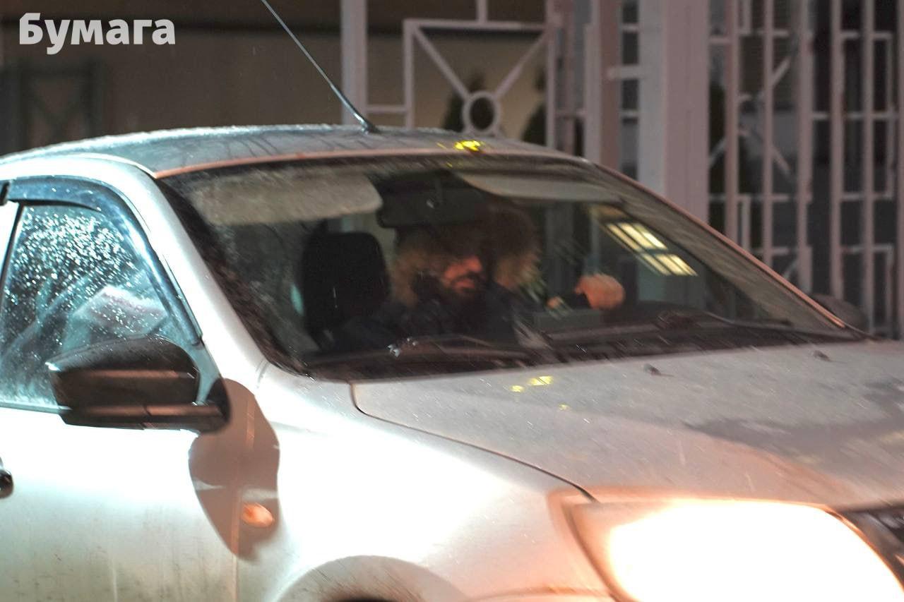 Вокалистку группы стоптайм Диану Наоко Логинову не выпустили из изолятора Девушка должна была выйти из ИВС на Васильевском острове однако Логинову задержали и увезли в неизвестном направлении на легковой машине передает корреспондент Бумаги Издание отмечает что сравнив номера журналисты убедились что это тот же автомобиль на котором из спецприемника в Луге вывозили гитариста группы стоптайм Александра Орлова после отбытия его первого ареста Как пишет Бумага за рулем находился водитель который напомнил одного из сотрудников центра Э задерживавших гитариста Диане Наоко Логиновой и Александру назначили 13 суток административного ареста 11 ноября после того как накануне их задержали на выходе из ИВС Карусельные аресты музыкантов начались 16 октября когда в сети завирусилось исполнение группой стоптайм песни Noize MC Кооператив Лебединое озеро в центре Санкт Петербурга Третий участник группы Владислав Леонтьев вышел на свободу без происшествий в ночь на 10 ноября Фото Бумага