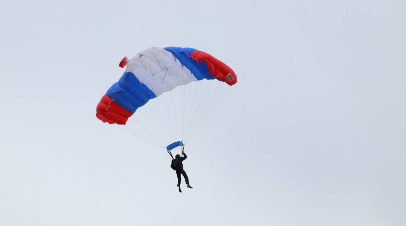 В Чернолучье планируется открытие базы отдыха с экстремальными развлечениями  В 2025 году вблизи Омска будет запущена база отдыха, которая будет оснащена взлётной площадкой.  «На этой базе отдыха будет своя взлётно-посадочная полоса, а также предложены различные виды активного отдыха, такие как парашютные прыжки и полёты на воздушных шарах. Это уникальное предложение привлечёт не только жителей Омской области, но и людей из соседних регионов, включая Республику Казахстан», — сообщил заместитель председателя правительства региона Иван Колесник в интервью ТАСС.  Кроме того, гости смогут заниматься вейксёрфингом, отдыхать на пляже, посещать термальные источники, а также кататься на квадроциклах и снегоходах. Главный корпус базы будет выполнен в виде самолёта и окружён 200 глэмпингами. Колесник отметил, что проект реализуется на территории площадью 70 гектаров в курортной зоне Чернолучье под Омском.  Подписаться \ Прислать новость