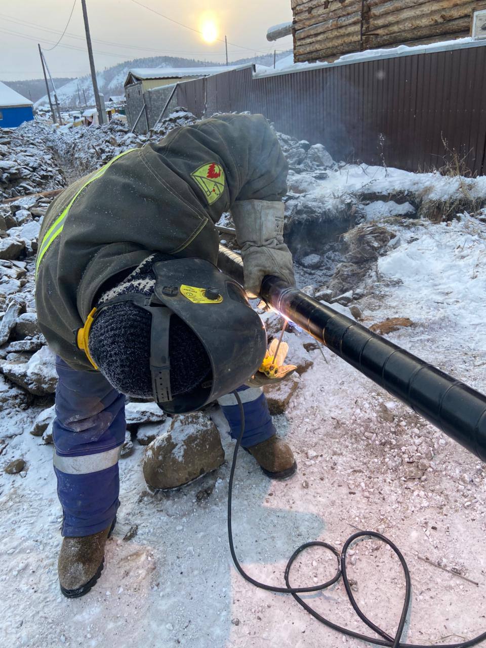 В селе Табага на улицах Терешковой Пеледуйской и Березовой ведутся работы по строительству распределительных газовых сетей Проект реализуется в рамках пункта Народной программы партии Единая Россия о социальной газификации На объекте работает строительный участок УГРС АО Сахатранснефтегаз Из плановых 500 метров уже сварено и уложено 420 метров Что касается подключения абонентов то из семи запланированных газопроводов вводов построено два Это значит что семь семей повысят уровень комфорта проживания и упростят быт с точки зрения отопления и пищеприготовления Кроме того благодаря строительству газовых сетей появится техническая возможность подключения к газу еще порядка 25 жилых домов Отмечу что развитие газификации Республики Саха Якутия стало возможным благодаря активности самих граждан и скоординированной работе регионального штаба по социальной газификации под руководством Главы Якутии Айсена Сергеевича Николаева ВместеТолькоВперёд Сахатранснефтегаз СоцГазЯкутия t me kolodeznikov alexey