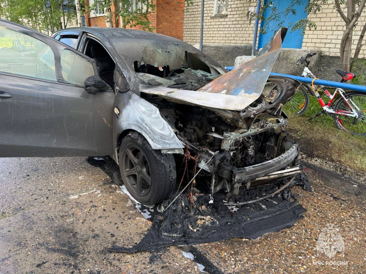 В Стрежевом на переулке Торговом загорелся припаркованный легковой автомобиль. Сгорел моторный отсек, частично повреждён салон. На место пожарные МЧС. Подписаться Прислать нам новостью