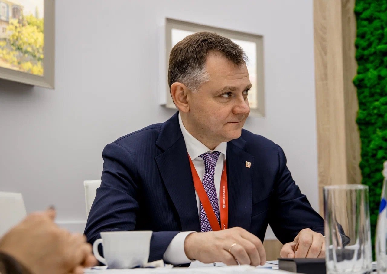 Министерство транспорта РФ VK Роман Старовойт провел встречу с врио губернатора Ростовской области Юрием Слюсарем Особое внимание в регионе Минтрансом России уделяется речным перевозкам. Здесь на всех парах завершается строительство первого пускового комплекса Багаевского гидроузла — пропускная способность участка вырастет с 14 до 26 млн тонн. Протяженность внутренних водных путей в Ростовской области — более 1000 км, из них с гарантированными габаритами судовых ходов – 384 км. В прошлом году речными перевозками здесь воспользовались 11,5 тыс. пассажиров. В Ростовской области будут развивать перегрузочные комплексы на базе речных портов региона. Такое соглашение на полях ПМЭФ подписали власти региона с Росморречфлотом Обсудили и текущие транспортные вопросы. В прошлом году было обновлено два участка федеральной дороги протяжённостью 11 км и 5,9 км, а за счет мер поддержки поставлено 79 новых автобусов для комфортного передвижения жителей и гостей региона.