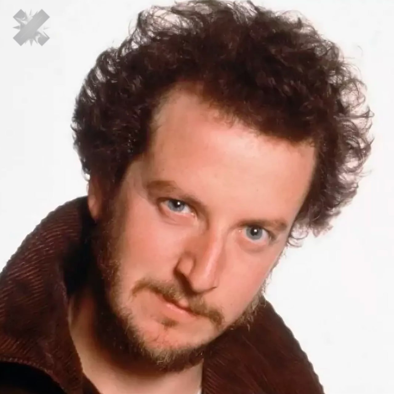 Актёра из фильма Один дома Дэниела Стерна полностью оправдали История с обвинениями в склонении к проституции для актёра закончилась без последствий Ранее сообщалось что ему выписали штраф из за попытки нанять девушку в отеле в Калифорнии и официально завели дело Теперь же производство прекращено Стерн прошёл специальные курсы и выполнил все предписания Эту информацию подтвердили в окружной прокуратуре округа Вентура   ну хоть хэппи энд курсы как не попадаться НМШ