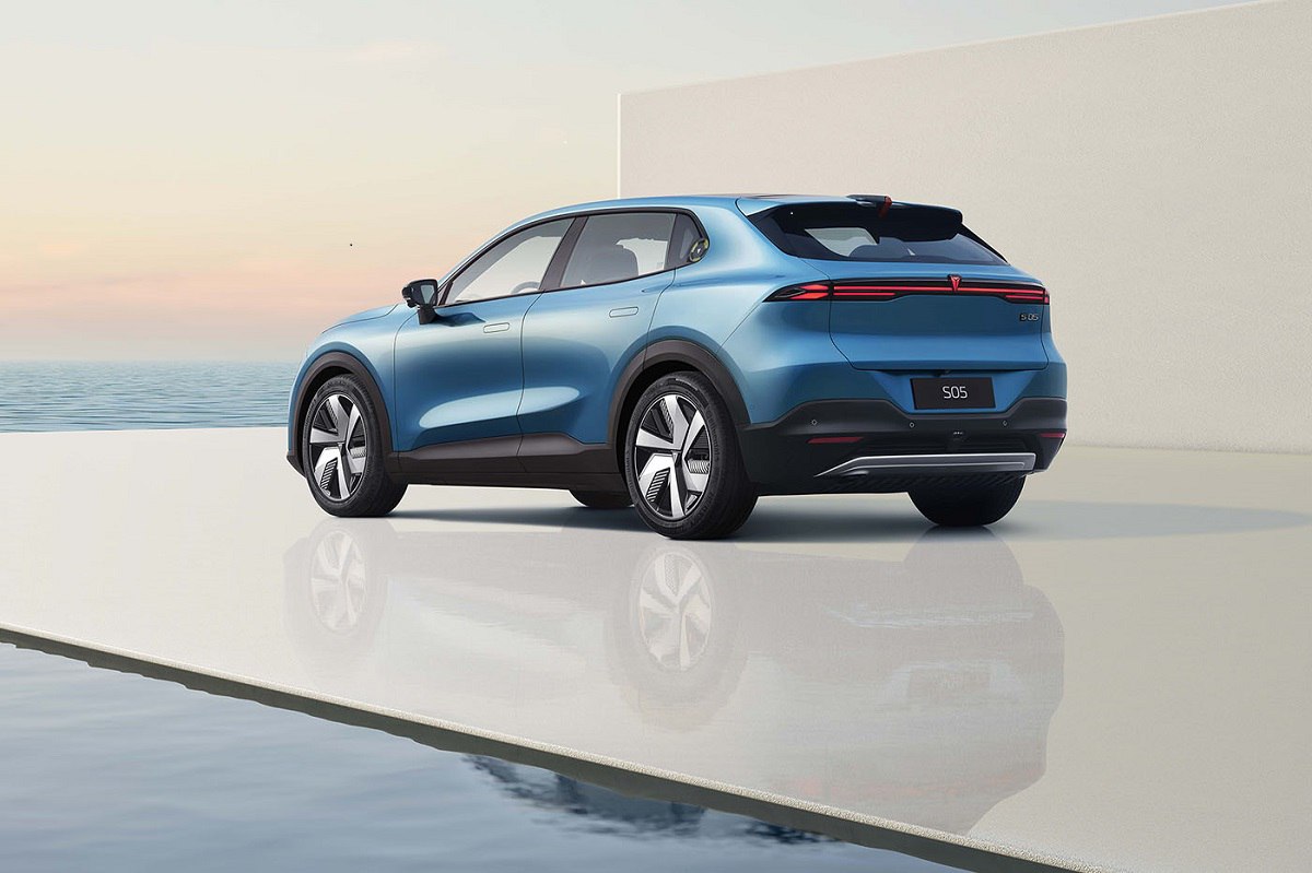 Дистрибьютор Deepal показал премиальный кроссовер S05 и рассказал о премьерах в 2026 году Deepal позиционируется как бренд дизайнерских премиальных автомобилей Он принадлежит крупному китайскому концерну Changan ООО Лозанж в этом году стало официальным дистрибьютором двух марок производителя UNI и Deepal У S05 три модификации по цене от 65 9 тыс рублей для базовой модели до 73 9 тыс для версии Ultra  Подробнее