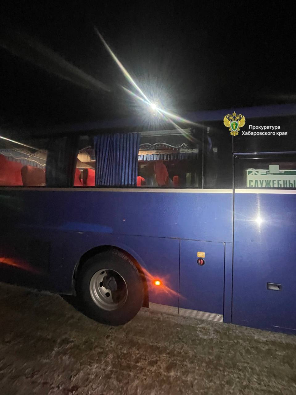 В Советской Гавани перед судом предстанет мужчина расстрелявший из пневматики в автобус 19 летний житель Советской Гавани предстанет перед судом по обвинению в хулиганстве Молодой человек гуляя с друзьями в октябре 2025 года произвёл несколько выстрелов из пневматического пистолета в сторону проезжающего автобуса с работниками К счастью никто из пассажиров не пострадал На вопрос о мотивах злоумышленник пояснил что хотел посмотреть на реакцию людей Вину он признал уголовное дело направлено в городской суд для рассмотрения Фото прокуратура Хабаровского края   AmurMedia Написать нам AmurMedia в Дзен