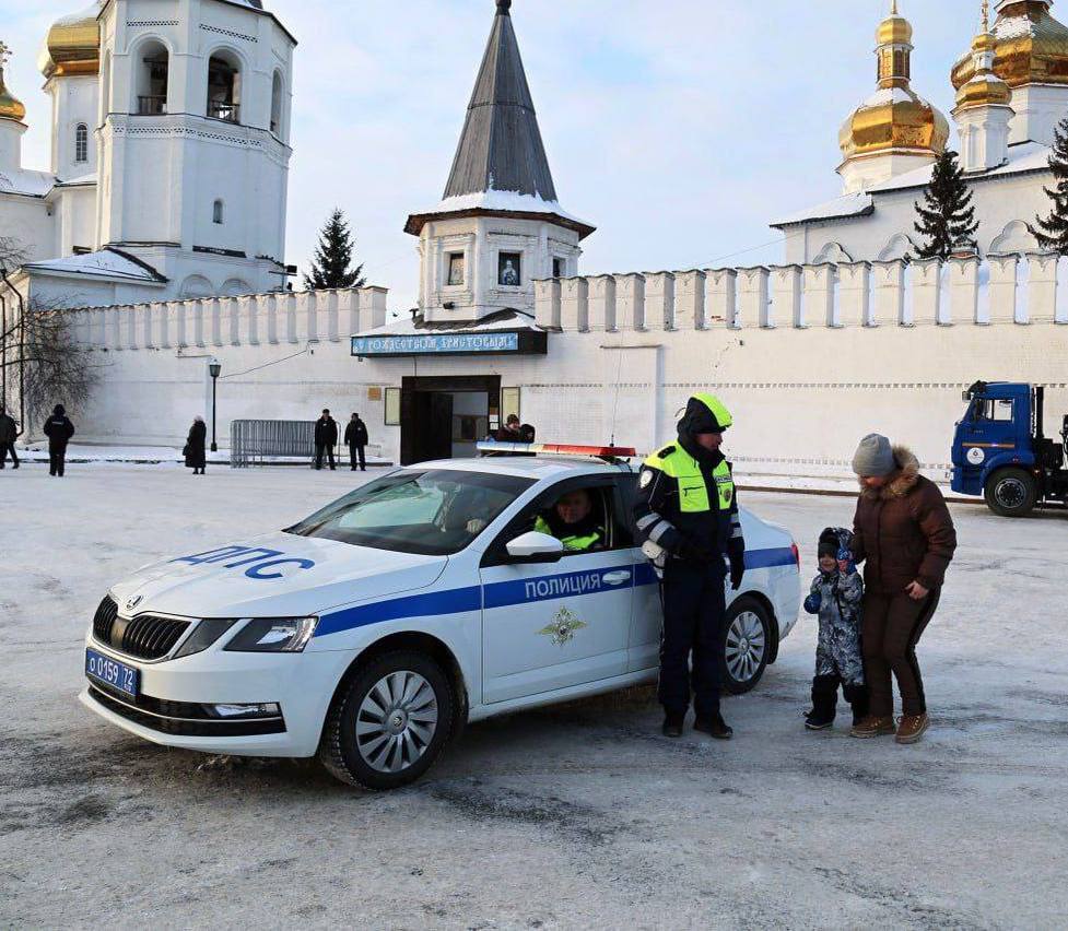 Сотрудники МВД России обеспечили общественный порядок во время мероприятий, посвященных празднованию Крещения Господня  В ночь с 18 на 19 января в населенных пунктах Российской Федерации состоялись мероприятия, посвященные  празднику Крещения Господня.   Во время богослужений и крещенских купаний общественный порядок и безопасность обеспечивали 32,5 тысяч  сотрудников органов внутренних дел, а также военнослужащие Росгвардии, сотрудники МЧС России, представители частных охранных организаций, участники общественных формирований правоохранительной направленности.  Принятыми мерами нарушений общественного порядка не допущено.   Сотрудники полиции продолжат нести службу в местах проведения праздничных мероприятий до их завершения.    #РаботаетПолиция