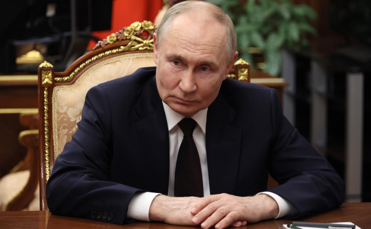 Путин рассказал журналисту ВГТРК Зарубину, почему 25 лет назад в разговоре с Ельциным он заявил, что не готов быть главой государства: «Для меня, во-первых, это было неожиданно, а во-вторых, пожалуй, да, не хотел, потому что считал, что не готов. Много было очень острых, сиюминутных и в то же время жизненно важных вопросов для страны. <...> И думал о том, удастся ли это сделать, справлюсь ли», – сообщил президент. : Mikhail Metzel / Kremlin Pool / Keystone Press Agency / Global Look Press #Новости