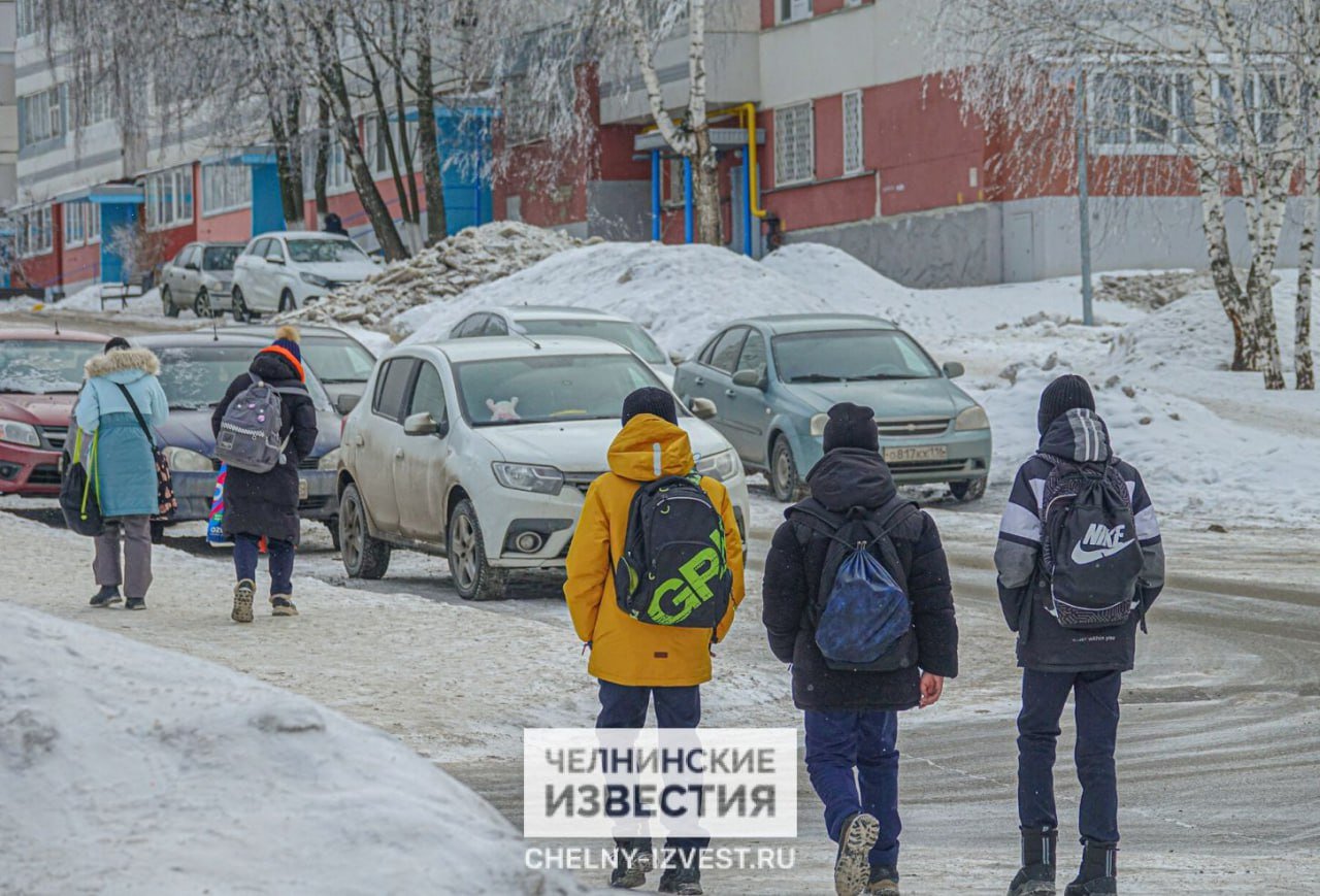 Доцент КФУ рассказал, сколько еще простоят морозы в Татарстане  В ближайшие дни погода в Татарстане будет формироваться под влиянием южной периферии циклона, предупреждают в Гидрометцентре РТ. Республика будет располагаться под влиянием поля повышенного атмосферного давления.  Среднесуточная температура этой ночью оказалась на 2 градуса ниже климатической нормы, сообщил пресс-службе КФУ начальник Гидрометцентра РТ Феликс Гоголь. Температурный фон остается низким, в полдень – от -12 до -15 градусов.  Подробности - в материале на сайте "Челнинских известий"