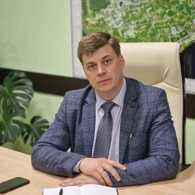 Главу Бодайбо Алексея Ботвина оштрафовали на 10 тысяч рублей за работу администрации во время ЧС Силовики задержали его 27 февраля Обвинение выдвинули по статье о превышении должностных полномочий Сейчас он под домашним арестом до 26 апреля Прокуратура выяснила что администрация поселения плохо работала во время ЧС в городе из за аварии Штраф Ботвину выписали по административной статье о невыполнении обязанностей по защите населения и территорий от чрезвычайных ситуаций техногенного характера В конце января в Бодайбо из за перемерзшего в 40 градусные морозы водовода без тепла и воды остались около 1500 жителей В городе ввели режим ЧС Люди сидели без воды и тепла больше месяца СК возбудил уголовное дело об оказании услуг не отвечающих требованиям безопасности Читайте IrCity в MAX
