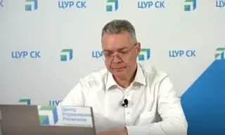 Губернатор поручил мэрии разобраться с проблемой электроснабжения в юго западном районе Ставрополя В юго западном районе краевой столицы жильцы многоквартирных домов часто сталкиваются с проблемами электроснабжения Этот вопрос был поднят во время прямой трансляции губернатора Ставрополья Владимира Владимирова Жильцы двух жилых комплексов на улице Рогожникова пожаловались что отключение электричества происходят каждый день на несколько часов Глава региона поручил мэрии города разобраться с этой проблемой и взял ситуацию на контроль