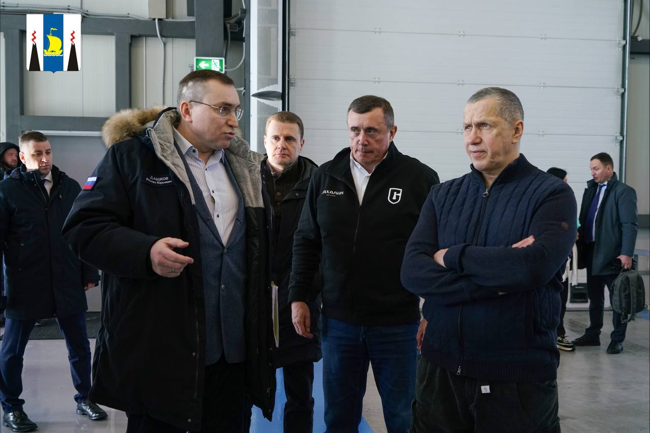 Юрий Трутнев мы должны ремонтировать и обслуживать энергетическое оборудование на своей территории Заместитель председателя правительства РФ полномочный представитель Президента РФ в ДФО Юрий Трутнев посетил предприятие по техническому обслуживанию и ремонту энергетического оборудования группы компаний Сахалин Турбина Сервис Совершенно очевидно мы должны ремонтировать и обслуживать оборудование которое у нас установлено в том числе энергетическое оборудование Но сказать честно было бы здорово если б мы научились его производить Обслуживать и ремонтировать конечно важно Я с Русгидро поговорю если там есть заинтересованность то мы вернёмся к этой теме сказал Юрий Трутнев Компания была создана в 2025 году в рамках ТОР Сахалин Предприятия группы работают в Сахалинском нефтегазовом индустриальном парке Инвестиции по соглашениям с Корпорацией развития Дальнего Востока и Арктики КРДВ составили более 1 млрд рублей создавая более 170 рабочих мест Новый сервис расположен близко к основным заказчикам что обеспечивает быстрое реагирование на запросы нефтегазовых и энергетических компаний Сахалина и Дальнего Востока ранее ремонты газовых турбин проводились только за границей На сегодняшний день Сахалин Турбина Сервис единственное на Дальнем Востоке предприятие по обслуживанию газотурбинного оборудования В перспективе мощности сервисного центра могут быть востребованы среди заказчиков из других регионов России Компания вошла в число резидентов Сахалинского нефтегазового индустриального парка Он создан с целью импортозамещения высокотехнологичных сервисов для нефтегазовых предприятий Это решение оказалось своевременным и стало достойным ответом на западные санкции прокомментировал губернатор Валерий Лимаренко Сахалин Турбина Сервис сотрудничает с компаниями Сахалинская Энергия и РН Сахалинморнефтегаз Шельф и РусГидро предлагая услуги по ремонту и производству оборудования как для наземных так и для морских объектов На ТОР Сахалин по соглашениям с КРДВ реализуются 93 проекта резидентов из которых 22 уже введены в работу Подписывайтесь на нас в MAX sakhgov