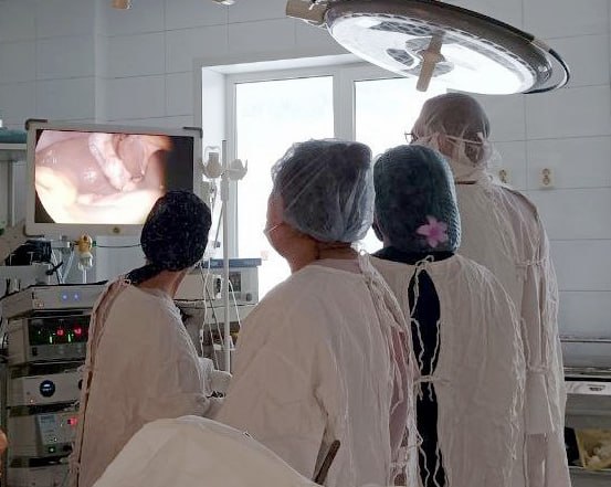 Сегодня в истории детской хирургии Республики Алтай произошло важное событие впервые ребенку выполнили лапароскопическое удаление желчного пузыря Почему это действительно важно Раньше родителям вместе с детьми приходилось ехать за сотни километров в другие города чтобы получить такую помощь Это лишний стресс дорога и время Теперь высокие технологии доступны в Горно Алтайске Команда хирургов под руководством Антона Лысова внедрила современный щадящий метод Плюсы для пациентов Никаких больших шрамов только небольшие едва заметные проколы Почти нет болевых ощущений после операции Восстановление проходит в разы быстрее