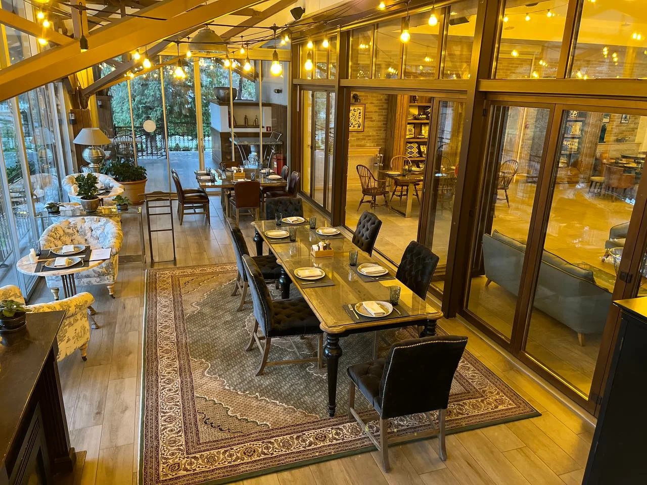 AB Restaurants готовится к дебютному выпуску облигаций на KASE Ведущий ресторанный холдинг Казахстана ТОО AB Restaurants готовится выпустить дебютные двухлетние облигации на 2 млрд тенге на Казахстанской фондовой бирже Организатором торгов выступает инвестиционный банк АО Teniz Capital Investment Banking Размещение состоится 21 ноября Размещение будет частным что означает по требованиям биржи что круг инвесторов которые смогут быть держателями данных облигаций ограничен до 50 ти участников Облигации будут выпущены с доходностью к погашению 21 75 c ежеквартальной выплатой купонов ТОО AB Restaurants управляет 50 ресторанами по всему Казахстану В прошлом году компания заработала 914 млн долларов