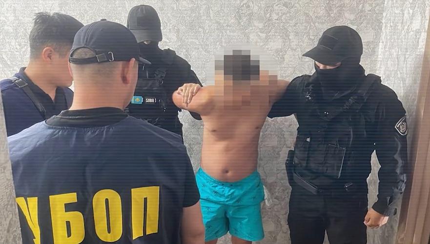 Две преступные группы торговцев людьми обезвредили в Казахстане. В Астане и Северо-Казахстанской области РК задержаны участники двух организованных преступных групп, занимавшихся торговлей людьми, сообщили в МВД Казахстана. По данным ведомства, злоумышленники систематически размещали рекламу сексуальных услуг в интернете, получая с этого до 1,5 млн тенге в день. А их общий денежный оборот с начала 2024 года превысил 1,7 млрд тенге. В ходе обысков правоохранители изъяли деньги, технику, автомобили и цифровые носители. Основные фигуранты арестованы. Ведётся досудебное расследование. Им грозит до 12 лет лишения свободы с конфискацией имущества. В марте МВД Казахстана сообщало, что полицейские за три дня выявили 40 преступлений, связанных с торговлей людьми, вовлечением в занятие проституцией, в том числе несовершеннолетних, притоносодержанием и сводничеством. Вместе с тем полицейские тогда зарегистрировали 156 административных правонарушений за предоставление помещений для сводничества и 640 — за приставание в общественных местах.