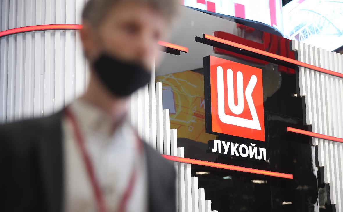 Дивиденды ЛУКОЙЛа заплатят или нет Одна из актуальных интриг на российском рынке будет ли российский нефтяной гигант выплачивать акционерам дивиденды после попадания в санкционный список США Вскоре компания отменила заседание совета директоров по дивидендам после чего поползли слухи что выплаты могут отменить Но после новостей о распродаже зарубежных активов у инвесторов вернулась надежда на выплаты Опрошенные РБК аналитики согласились что избавление от зарубежных активов позитивный фактор для дивидендного потенциала акций ЛУКОЙла но не гарантия не выплат Заплатит ли ЛУКОЙЛ промежуточные дивиденды могут ли они сократиться и каких уровней по бумагам компании ждут эксперты читайте в материале РБК Подписаться на Сам ты инвестор