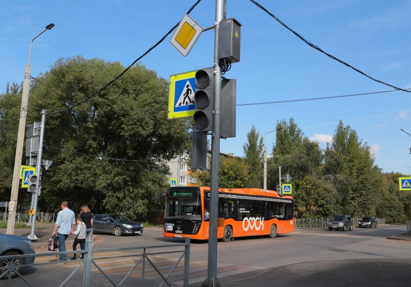 В Омске устанавливают и проверяют новые светофоры В городе проходят работы по приёмке новых светофоров установленных в рамках программы Безопасность дорожного движения Проверка уже прошла на перекрёстках Краснознаменная Донецкая и Новокирпичная Помимо самих светофоров подрядчик установил дорожные знаки и ограждения выполнил благоустройство и нанес разметку Также проведены подземные коммуникации В администрации города уточнили специалисты оценивают готовность объектов в соответствии с проектом организации дорожного движения проверяют качество благоустройства и соответствие работ проектной документации Работы по установке светофоров продолжаются и на других участках Кемеровская Вавилова Мельничная 1 я и 2 я Казахстанская Русско Полянский тракт дорога на посёлок Мелиораторов Кроме того на перекрёстках Лукашевича Комарова и Дианова Дергачева появились камеры автоматической фиксации нарушений ПДД