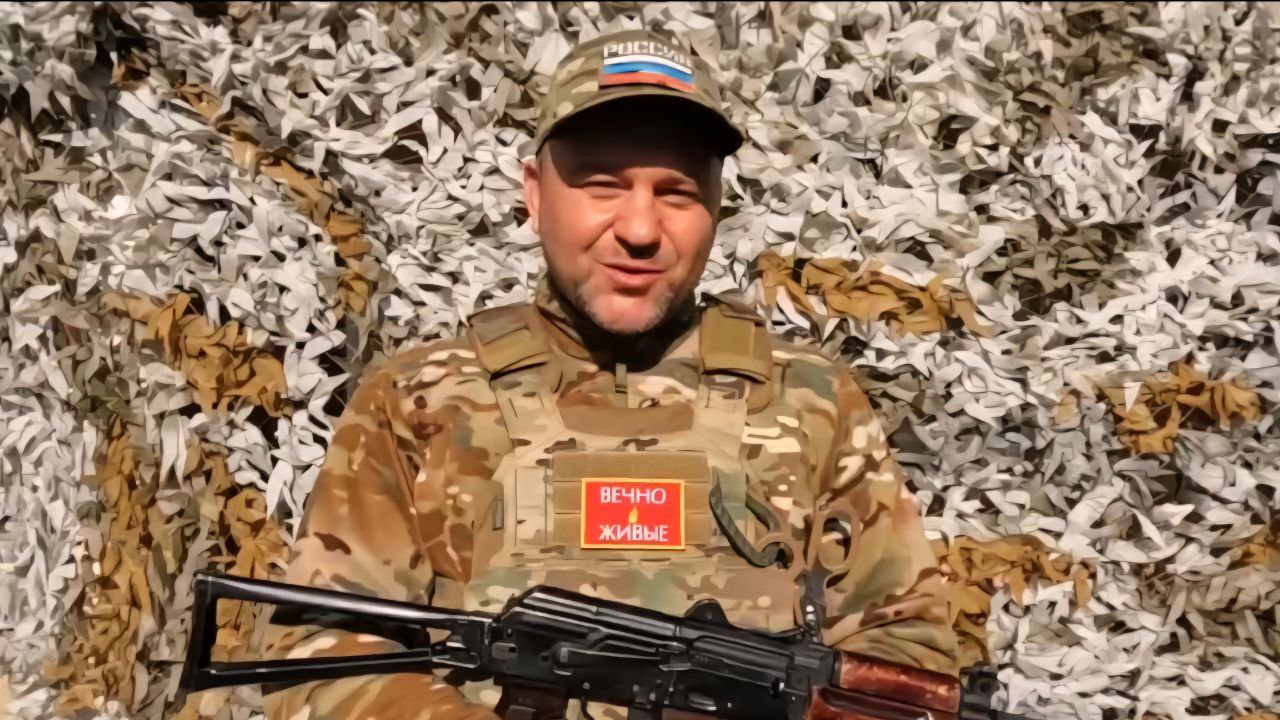 Сергей Салмин покидает должность мэра Оренбурга по собственному желанию    Сегодня утром заявление об отставке Салмина поступило в Горсовет.   Вопрос об отставке Салмина внесли в повестку дня внеочередного заседания.    Напомним, Сергей Салмин стал мэром в 2022 году.   В феврале 2025 он ушёл на полгода добровольцем на СВО. Сейчас он руководит группой БПЛА в составе батальона БАРС-3.  UPD: Большинством голосов депутаты проголосовали за отставку Сергея Салмина.