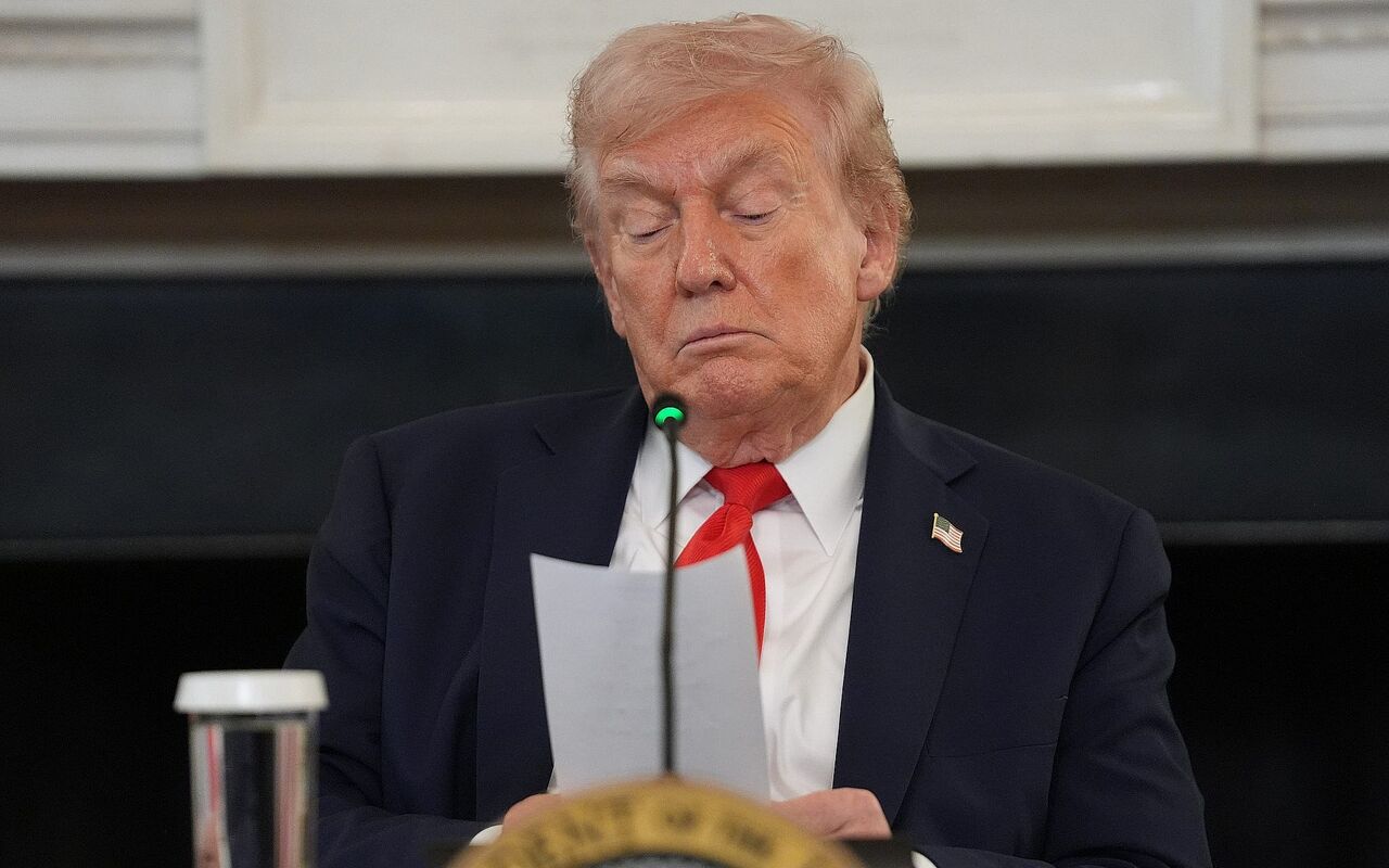 Двое депутатов Кнессета сорвали выступление Трампа Тегеран 13 октября ИРНА Депутаты Кнессета парламент Израиля Айман Уде и Офер Касиф представляющие левые партии за попытку провокации были выведены из зала заседаний во время выступления президента США Дональда Трампа Этот момент попал в кадр во время прямой трансляции в эфире парламентского телеканала Irna ru